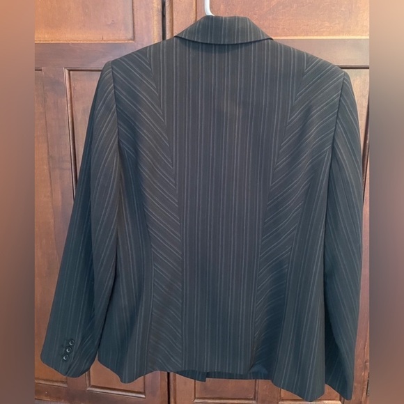 𝅺J11 - 2 pc Pinstriped suit. Blazer and pant. - Picture 2 of 4